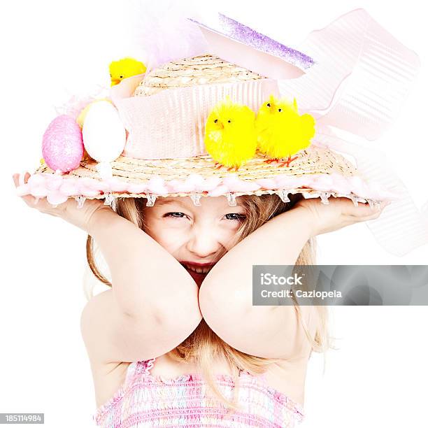 Photo libre de droit de Petite Fille Portant Chapeau De Pâques banque d'images et plus d'images libres de droit de Chapeau - Chapeau, Pâques, 4-5 ans