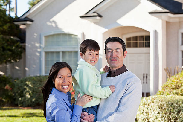 istock Family in front of house 185115200