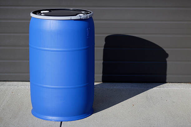 azul cilindro. - barrel blue gallon number 55 fotografías e imágenes de stock
