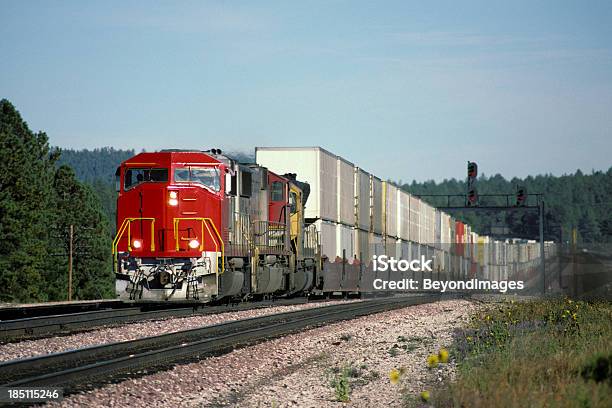 Red Lokomotive Und Doppelte Stack Güterzug Stockfoto und mehr Bilder von Güterzug - Güterzug, Container, Eisenbahn