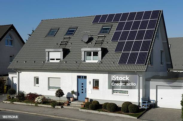 Familienhäuser Mit Solarzellen Auf Dem Dach Stockfoto und mehr Bilder von Wohnhaus - Wohnhaus, Sonnenkollektor, Dach