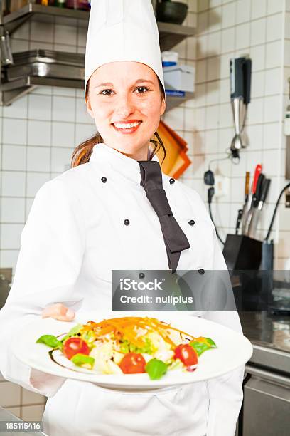 Chefkoch Bereitet Pasta Stockfoto und mehr Bilder von Berufliche Beschäftigung - Berufliche Beschäftigung, Bildkomposition und Technik, Eine Frau allein