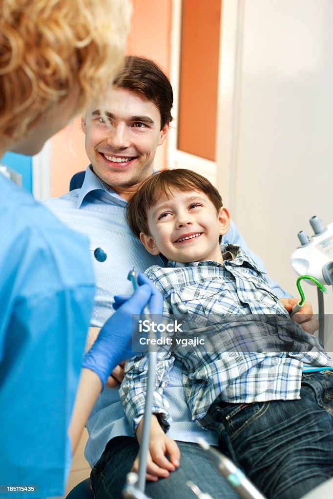 Ojciec i dziecko w Dentystyczna Operacja - Zbiór zdjęć royalty-free (30-39 lat)