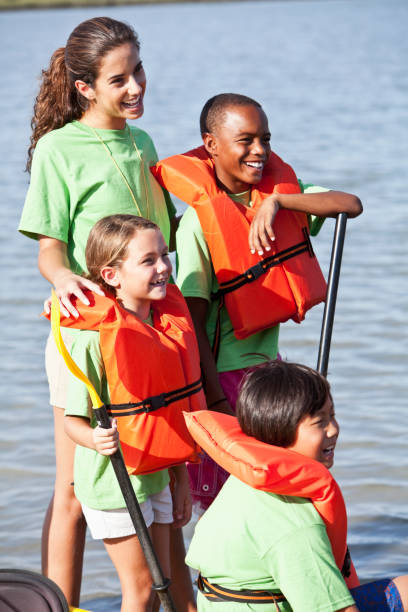 ajudante de colônia de férias de verão com crianças e caiaque - summer camp child teenager kayak - fotografias e filmes do acervo