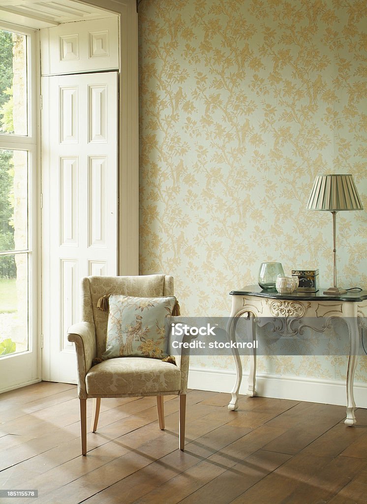 Élégant fauteuil devant la fenêtre - Photo de Intérieur de maison témoin libre de droits