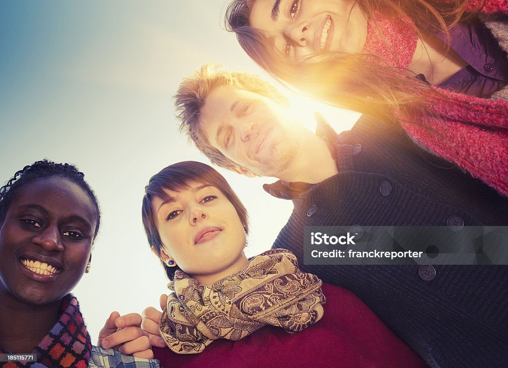 Freunde begrüßt, genießen Sie den Blick nach unten im Sonnenlicht - Lizenzfrei 18-19 Jahre Stock-Foto