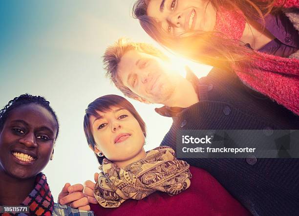 Freunde Begrüßt Genießen Sie Den Blick Nach Unten Im Sonnenlicht Stockfoto und mehr Bilder von 18-19 Jahre