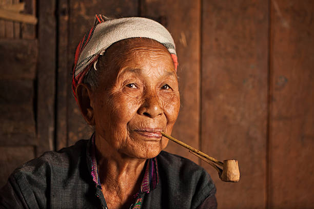 портрет акха женщина в северной лаос - laos hut southeast asia shack стоковые фото и изображения