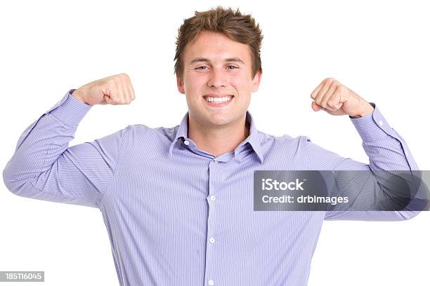 Sonriente Joven Hombre De Flexión De Brazos Foto de stock y más banco de imágenes de 20 a 29 años - 20 a 29 años, 20-24 años, 25-29 años