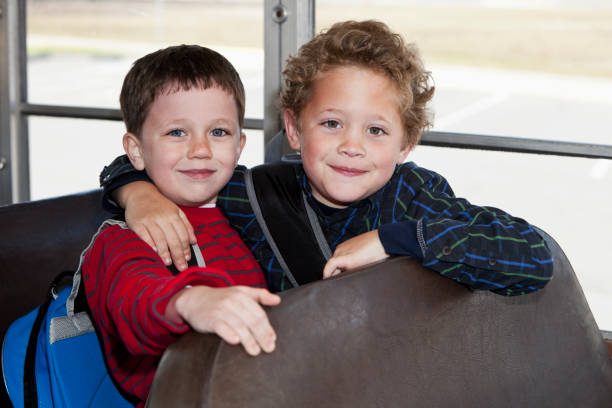 chłopcy jeździ autobus szkolny - sc0536 zdjęcia i obrazy z banku zdjęć