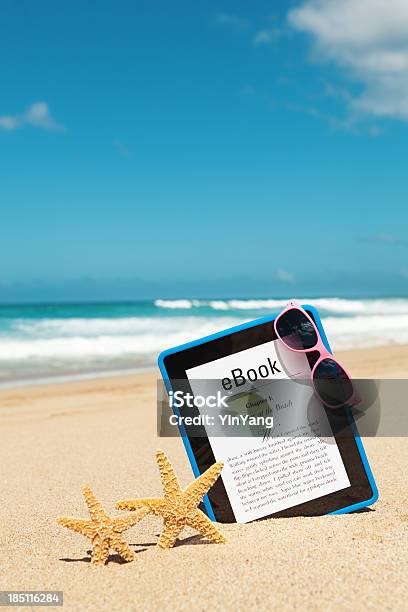 Estate Vacanza Sulla Spiaggia Leggendo Con Ebook Digitale Computer Tablet Ereader - Fotografie stock e altre immagini di Ambientazione esterna