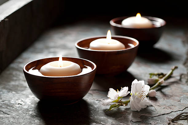 floating candles in a zen environment - apricot blossom 個照片及圖片檔