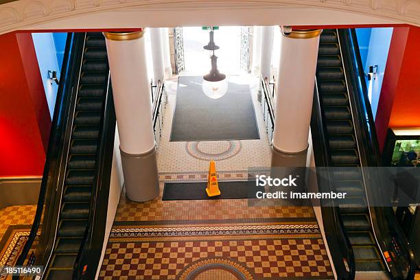 Erhöhte Ansicht Von Eingang Des Shoppingcenters Mit Rolltreppen Stockfoto und mehr Bilder von Alt