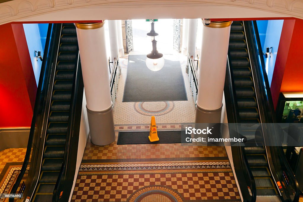 Vista elevada de entrada para o centro de compras com escadas rolantes - Royalty-free Aberto Foto de stock