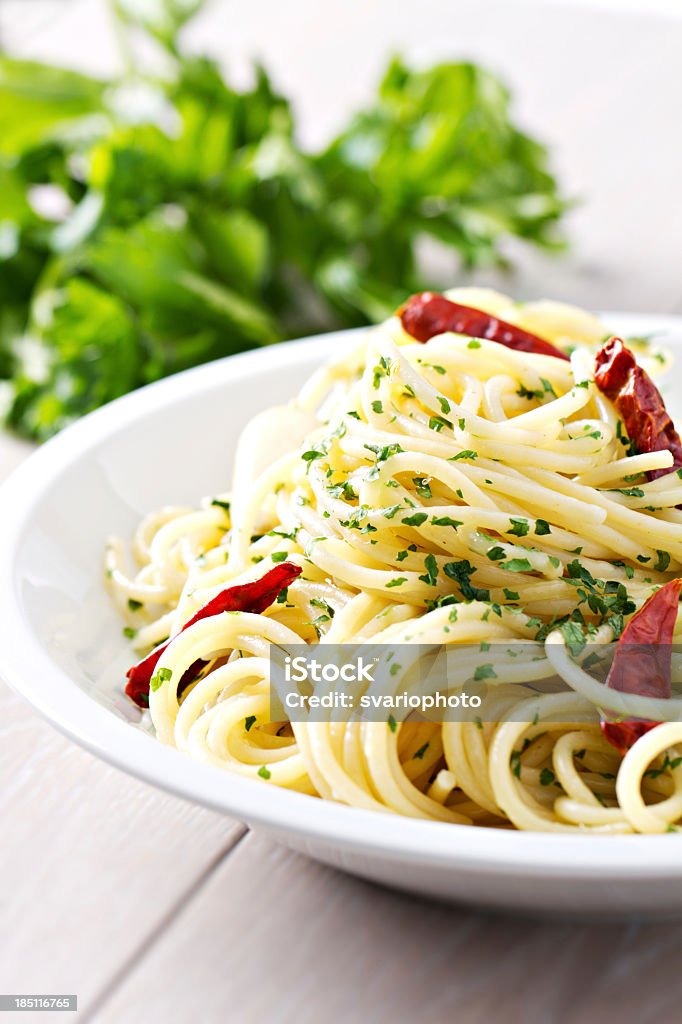 Spaghetti con ajo y el chile rojo aceite de pimienta - Foto de stock de Aceite para cocinar libre de derechos