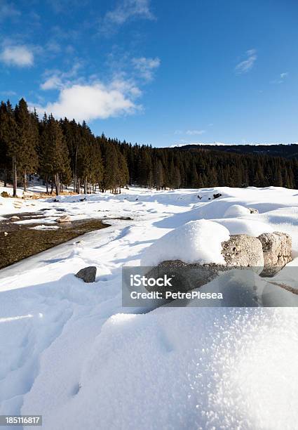 Paisaje De Invierno Ideal Rocas En La Nieve Foto de stock y más banco de imágenes de Alpes Europeos - Alpes Europeos, Austria, Azul