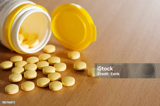 처방 의약품 비타민 B에 대한 스톡 사진 및 기타 이미지 - 비타민 B, 노랑, 알약