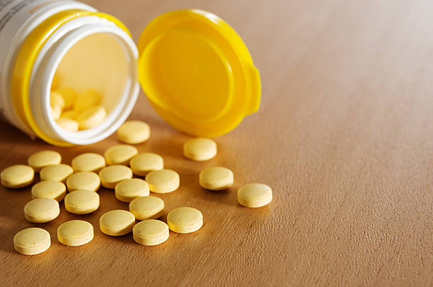 рецептурное лекарство - vitamin a vitamin b complex pill bottle medicine стоковые фото и изображения