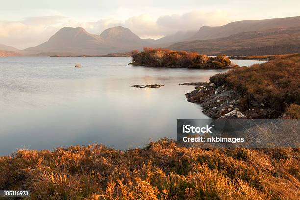 Lago Nas Terras Altas Escocesas Ao Pôr Do Sol - Fotografias de stock e mais imagens de Anoitecer - Anoitecer, Ao Ar Livre, Beira d'Água