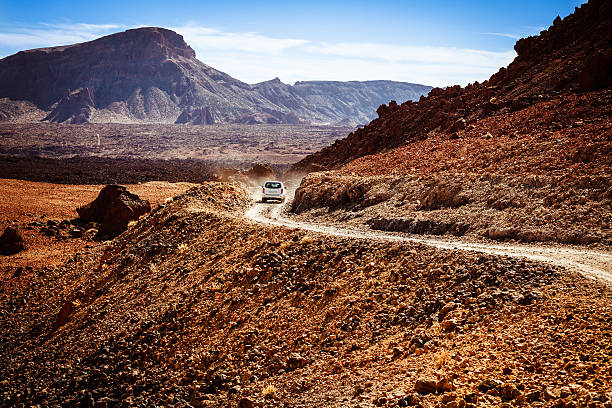 jeep jazdy w park narodowy el teide, wyspy kanaryjskie - pico de teide zdjęcia i obrazy z banku zdjęć