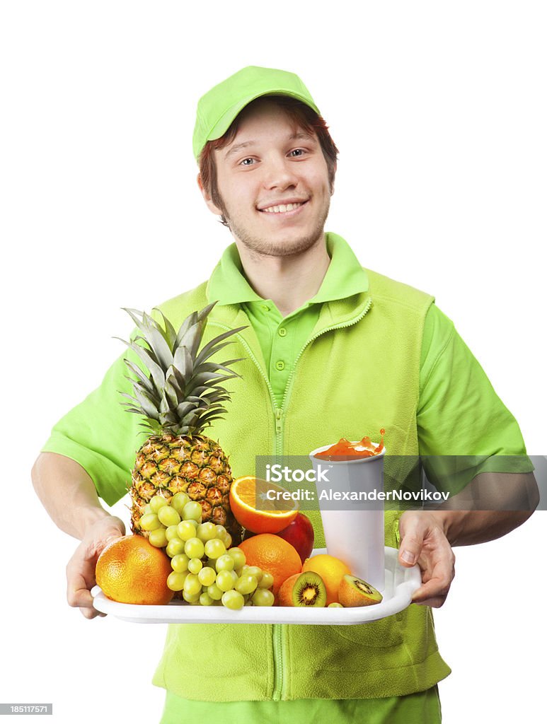 Cordial camarero en verde uniforme sostiene una bandeja con frutas. - Foto de stock de Adulto libre de derechos