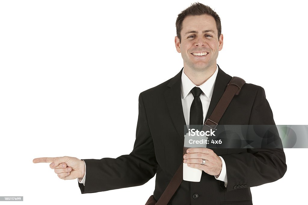 Szczęśliwy Biznesmen trzyma kubek kawy i wskazywać - Zbiór zdjęć royalty-free (20-29 lat)