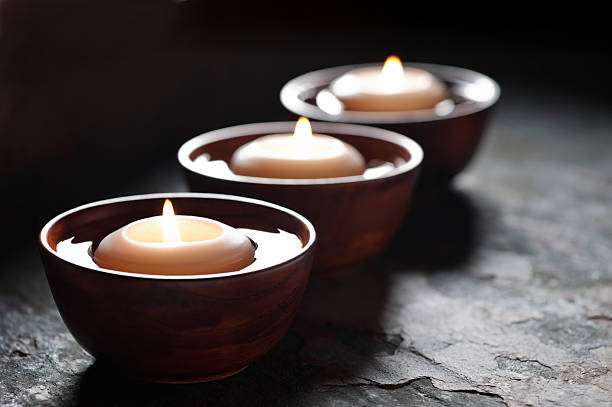 velas flotantes en un ambiente tipo zen - floating candle fotografías e imágenes de stock