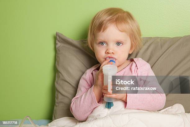 소녀만 사용하여 호흡기네블라이저 감기바이러스에 대한 스톡 사진 및 기타 이미지 - 감기바이러스, 감기와 독감, 건강관리와 의술