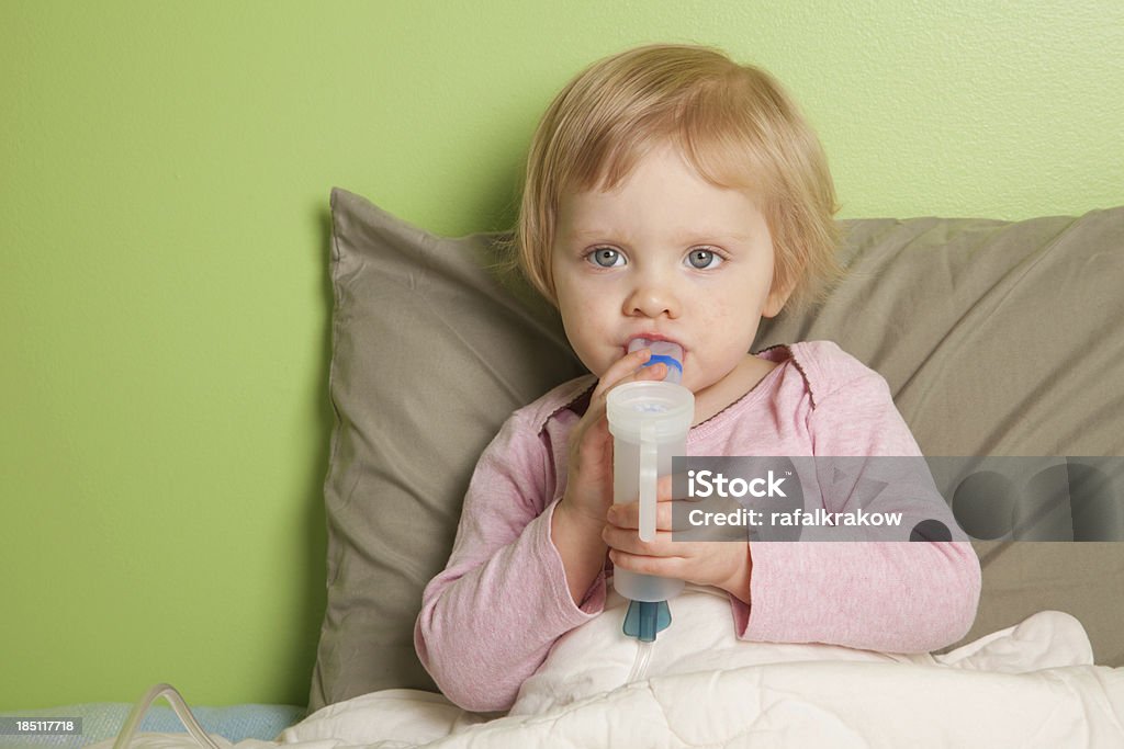 Dziewczynka za pomocą inhalatora/nebulizatora - Zbiór zdjęć royalty-free (Choroba)