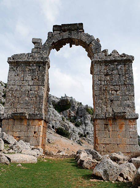 古代都市でのゲートゼウス神殿 diocaesarea olbios で - uzuncaburc temple roman mediterranean culture ストックフォトと画像