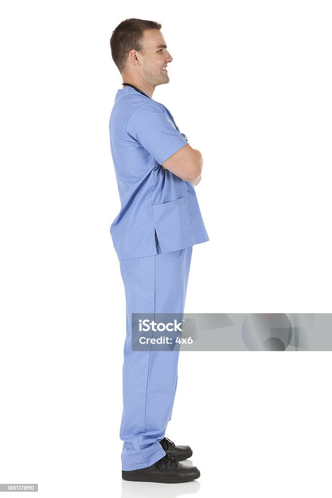 Perfil de un hombre de pie con los brazos cruzados enfermería - Foto de stock de Personal de enfermería libre de derechos