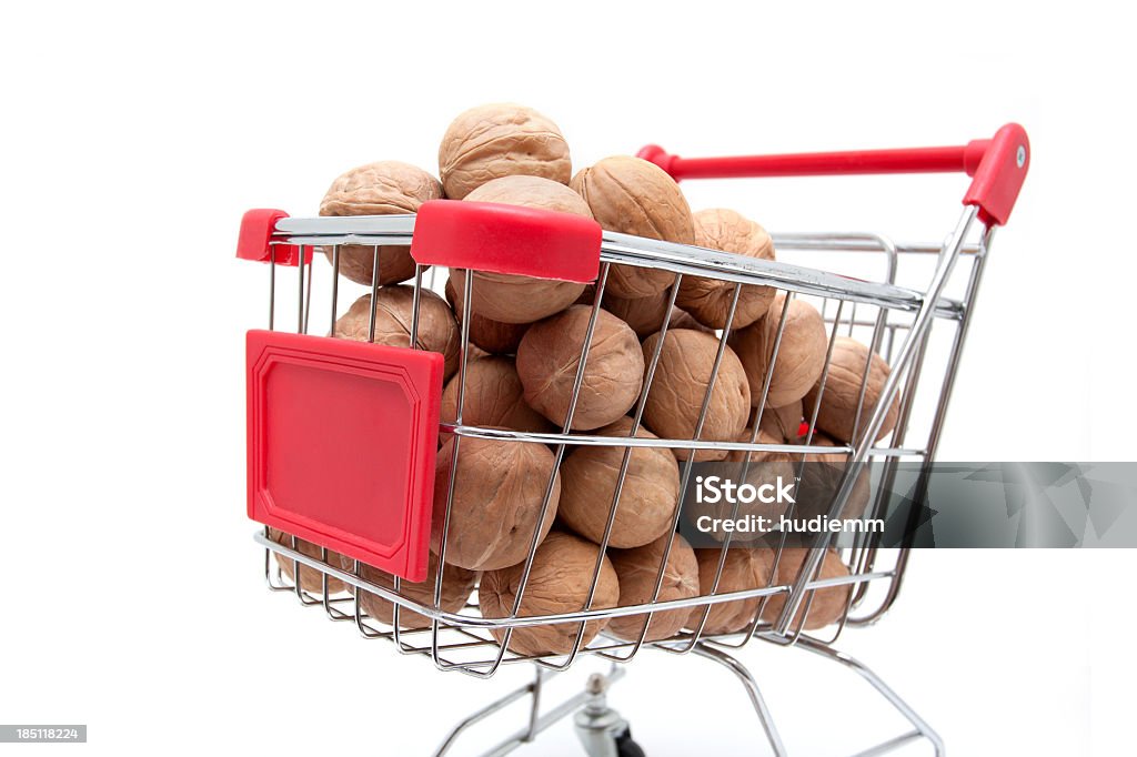 Noix de Grenoble dans le panier d'achats - Photo de Acheter libre de droits