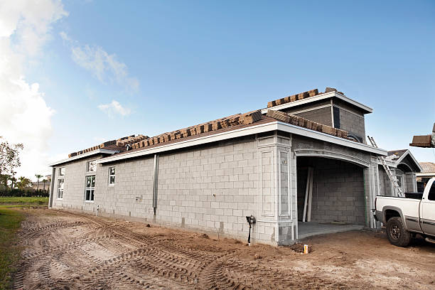 доставка крыша опоясывающий лишай - macro construction building activity roof tile стоковые фото и изображения