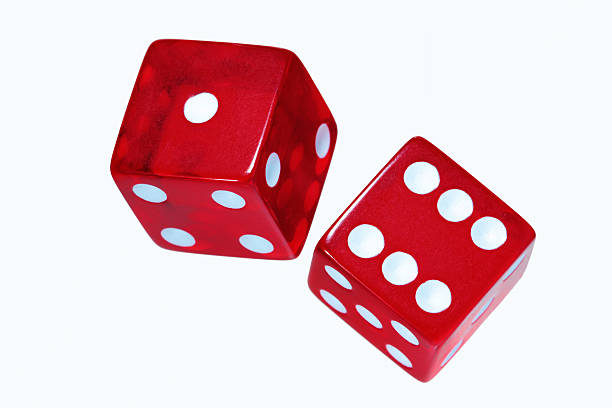 dés rouges sur blanc - rolling dice photos et images de collection