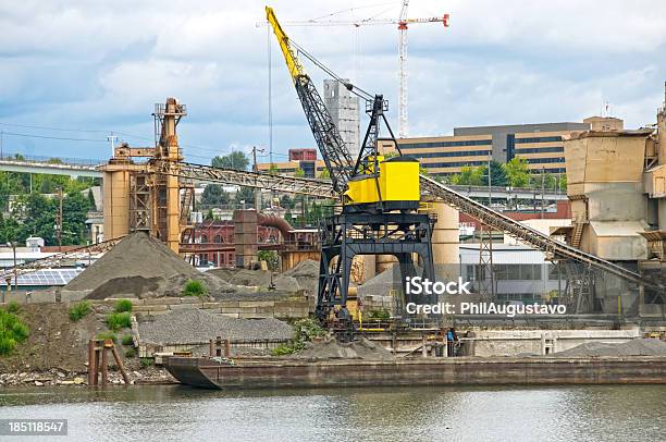 Foto de Usina De Concreto No Rio e mais fotos de stock de Areia - Areia, Autoestrada, Barcaça