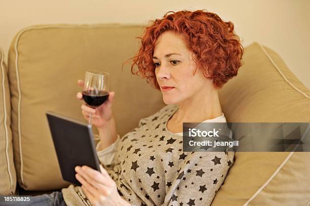 Tramite Tablet Con Un Bicchiere Di Vino - Fotografie stock e altre immagini di Bere - Bere, Donne, Quarantenne