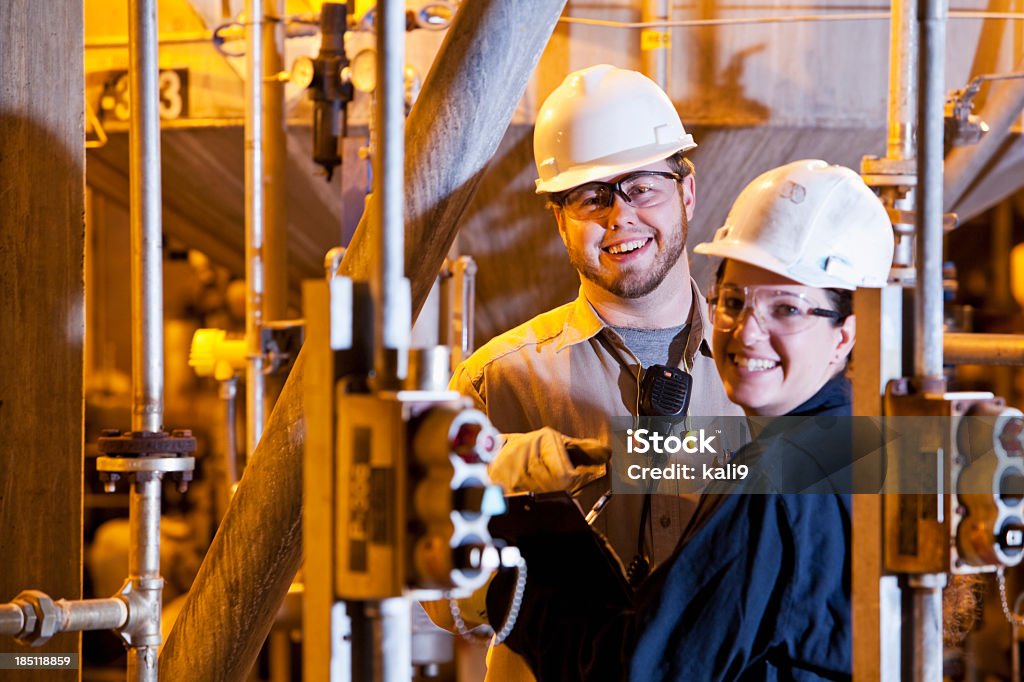 Lavoratori in pianta industriale - Foto stock royalty-free di Donne