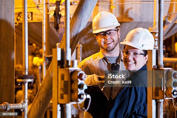 Foto de Trabalhadores De Fábrica e mais fotos de stock de Mulheres - Mulheres, Usina Química, Homens