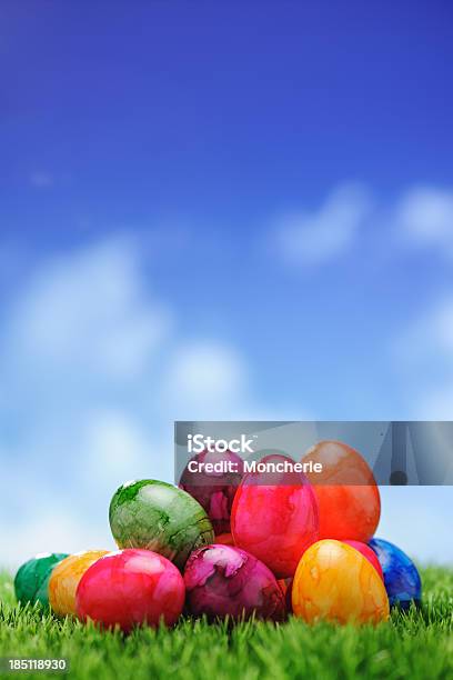 Bunte Easter Eggs Stockfoto und mehr Bilder von Osterei - Osterei, Gras, Blau