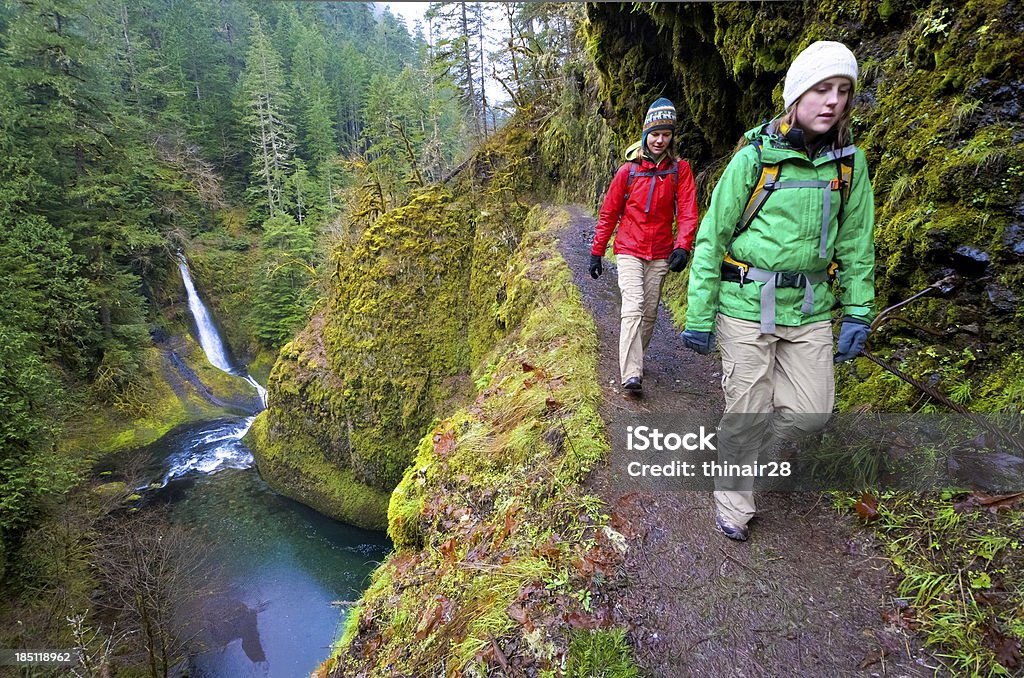 Wanderer in Schlucht - Lizenzfrei Wasserfall Stock-Foto