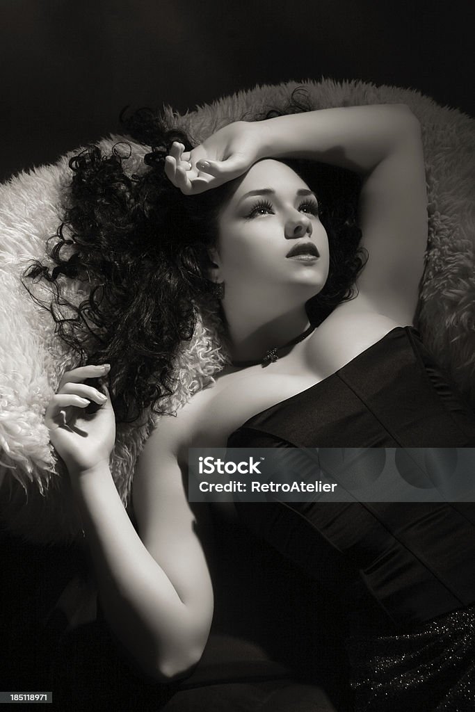 Dreaming женщина в черный стиль - Стоковые фото Роковая женщина роялти-фри