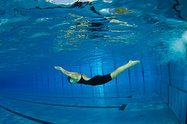 feminino nadador após a virada - turning point - fotografias e filmes do acervo