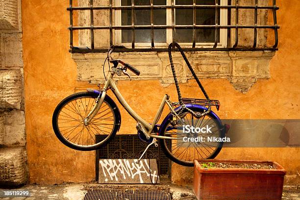 Bicicletta In Italia - Fotografie stock e altre immagini di Ambientazione esterna - Ambientazione esterna, Antico - Vecchio stile, Appoggiarsi