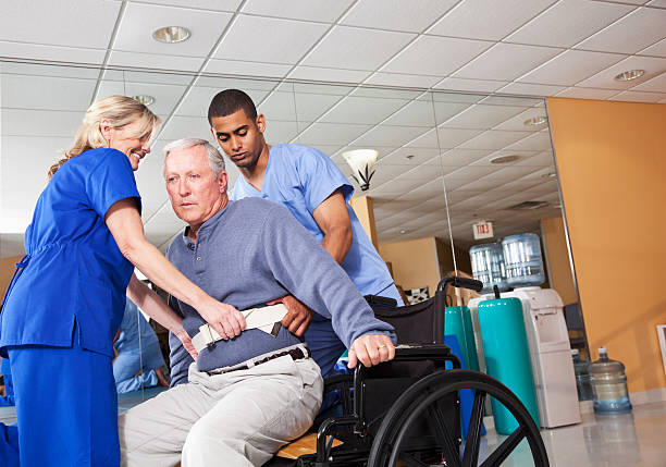 ayudar a la paciente a los trabajadores de la salud para silla de ruedas - indoors occupational therapy physical therapy healthcare and medicine fotografías e imágenes de stock