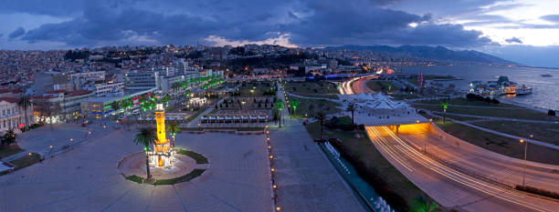 panoramica izmir torre dell'orologio - izmir turkey konak clock tower foto e immagini stock