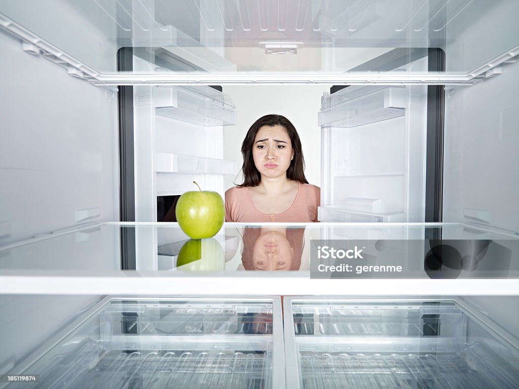 Femme regardant une pomme verte - Photo de Adulte libre de droits