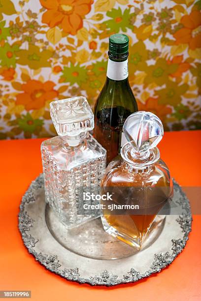 Placcatura In Argento Con Bottiglie Di Alcolici In Basso Angolo Floreale Carta Da Parati - Fotografie stock e altre immagini di Alchol