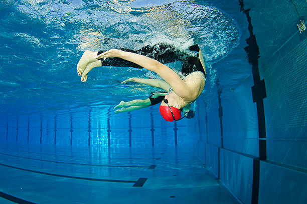 nadadores feminina realizando vire - turning point - fotografias e filmes do acervo