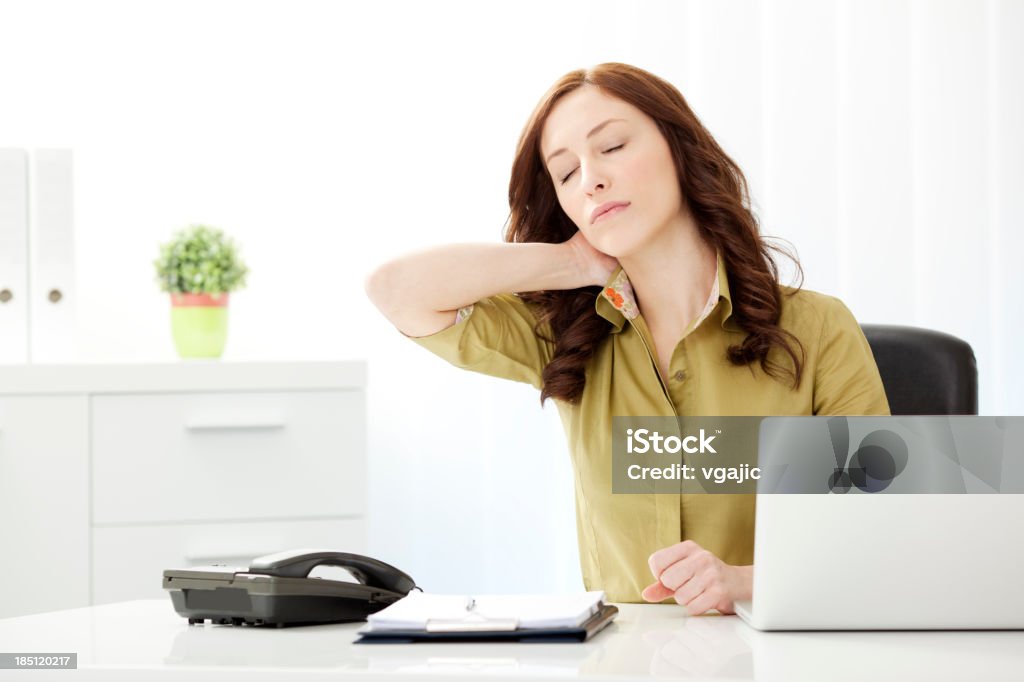 Geschäftsfrau mit Nackenschmerzen - Lizenzfrei Schmerz Stock-Foto