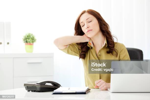 Geschäftsfrau Mit Nackenschmerzen Stockfoto und mehr Bilder von Schmerz - Schmerz, Massieren, Büro